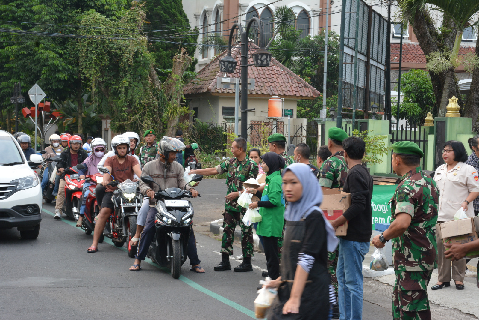 Hari ke-27 Puasa Ramadhan, Korem 073/Makutarama Kembali Membagikan Takjil Gratis
